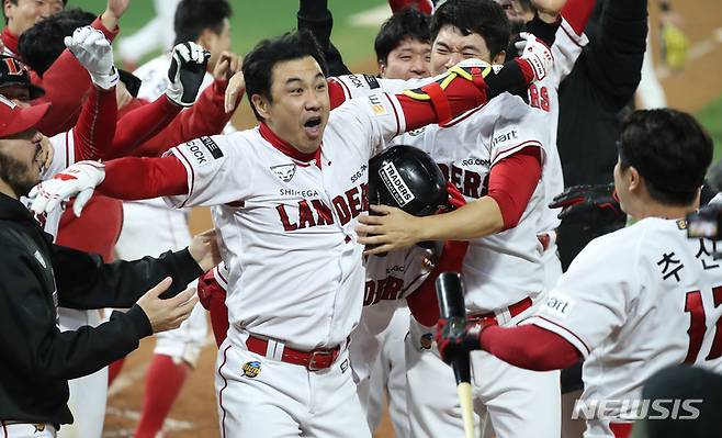 [인천=뉴시스] 이영환 기자 = 7일 인천 SSG랜더스필드에서 열린 2022 KBO 한국시리즈 5차전 키움 히어로즈와 SSG 랜더스의 경기, 9회말 무사 1,3루에서 SSG 김강민이 끝내기 스리런 홈런을 날린 후 기뻐하고 있다. 2022.11.07. 20hwan@newsis.com