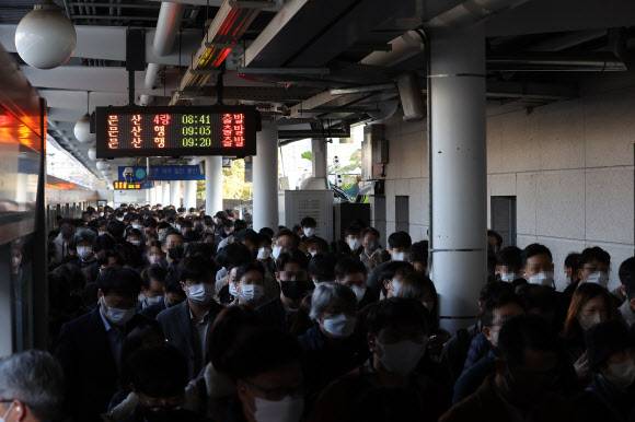 무궁화호 탈선 여파…혼잡한 출근길 - 무궁화호 탈선사고로 1호선 열차운행이 중지되거나 운행구간이 변경된 7일 오전 서울 경의중앙선 서울역이 출근하는 시민들로 붐비고 있다. 2022.11.7.연합뉴스