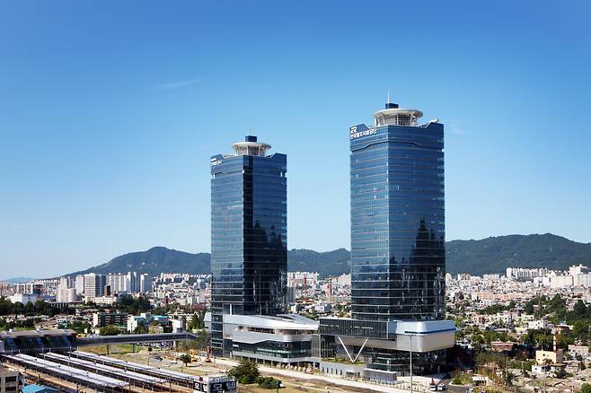 정부가 약 400억원을 들여 개발을 진행 중인 ‘철도시설 이력관리종합정보시스템’(RAFIS·라피스) 구축이 차질을 빚는 가운데 지난해 12월 구축된 이력 정보(DB)가 검증 없이 기존 자료를 종합한 수준인 것으로 드러났다. 국가철도공단과 코레일의 자료 관리가 부실해 시스템이 구축되더라도 제 기능을 발휘할 수 있을지 의문이 일고 있다. 대전 철도사옥 전경. 서울신문 DB