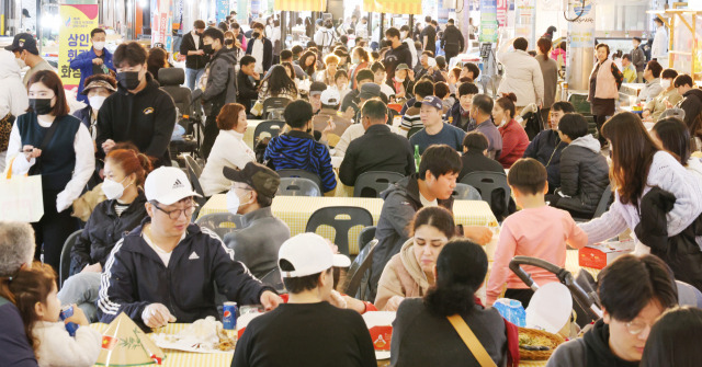 낙동강세계평화 문화대축전에서 왜관시장은 개설 이후 최다 인파가 방문한 가운데 칠곡의 맛과 멋을 알리고 지역 경제 활성화에 이바지했다