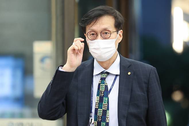 이창용 한국은행 총재가 지난 10월26일 오후 서울 중구 은행회관에 도착, 시중 은행장들과 만찬 회동에 참석하기 위해 이동하고 있다. ⓒ연합뉴스