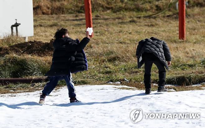 남보다 먼저 즐기는 눈싸움 (평창=연합뉴스) 유형재 기자 = 겨울이 시작된다는 절기 '입동'을 하루 앞둔 6일 강원 평창의 한 스키장 슬로프에서 어린이들이 개장 준비를 위해 뿌려 놓은 인공눈으로 눈싸움을 하고 있다. 2022.11.6 yoo21@yna.co.kr