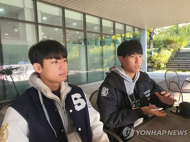 학생야구선수 출신 서울대 22학번 덕수고 야구부 출신 이서준(왼쪽) 군과 신일고 야구부 출신 박건우 씨. [촬영 정한솔]