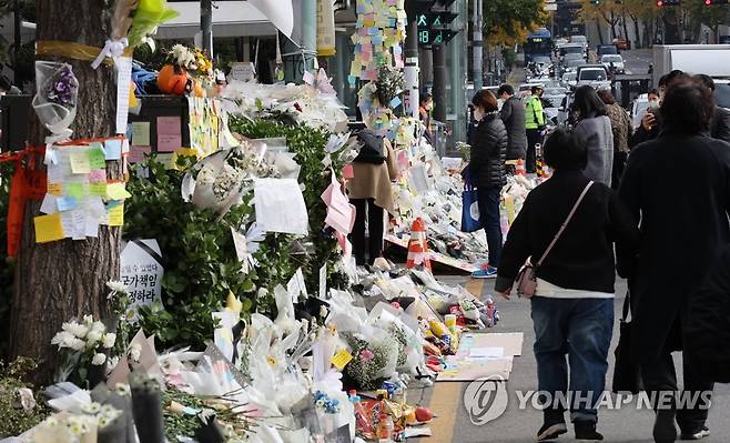 이태원 추모공간 (서울=연합뉴스) 한상균 기자 = 국가애도기간 종료 후 첫 월요일인 7일 이태원 참사 희생자 추모공간인 이태원역 1번 출구에 꽃들이 놓여 있다. 
    국가애도기간은 지난 5일 종료했다. 2022.11.7 xyz@yna.co.kr