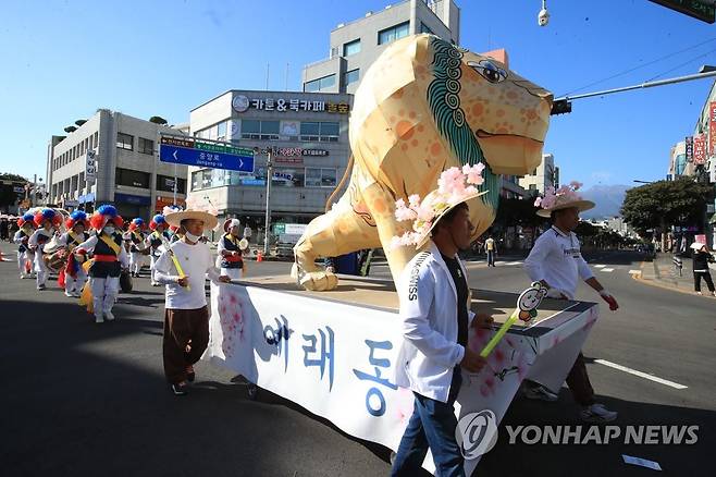 서귀포칠십리축제 개막 퍼레이드 (서귀포=연합뉴스) 박지호 기자 = 제28회 서귀포칠십리축제 개막일인 14일 오후 제주 서귀포시 중심가에서 관내 17개 읍면동민들이 퍼레이드를 펼치고 있다. 2022.10.14 jihopark@yna.co.kr