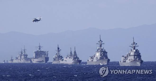 일본 해상자위대 70주년 국제관함식 (도쿄 교도=연합뉴스) 일본 해상자위대가 창설 70주년을 기념해 6일 가나가와현 사가미만에서 개최한 국제관함식에서 각국 함정이 항해하고 있다. 2022.11.6 photo@yna.co.kr