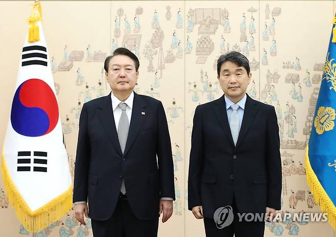 윤 대통령, 이주호 교육부 장관에 임명장 수여 (서울=연합뉴스) 서명곤 기자 = 윤석열 대통령이 7일 서울 용산 대통령실 청사에서 이주호 사회부총리 겸 교육부 장관에게 임명장을 수여한 뒤 기념촬영을 하고 있다. 2022.11.7 [대통령실통신사진기자단] jeong@yna.co.kr