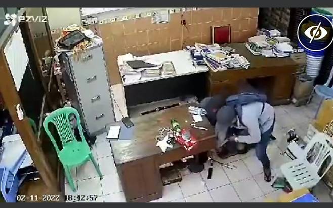 양곤 건축자재 상점에서 금품을 훔치는 강도 일당. 2022.11.2. [SNS 캡처. 재판매 및 DB 금지]