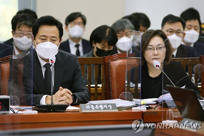 이태원 참사 현안 질의 답변하는 박희영 용산구청장 (서울=연합뉴스) 이정훈 기자 = 박희영 용산구청장(오른쪽)이 7일 오후 국회에서 열린 행정안전위원회 전체회의에서 의원들의 질의에 답변하고 있다. 2022.11.7 uwg806@yna.co.kr