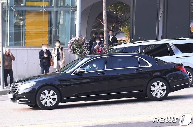 윤석열 대통령이 탄 차량이 8일 서울 용산구 한남동 관저를 출발하고 있다. 윤 대통령은 이날 서초동 사저가 아닌 한남동 관저에서 경찰 오토바이 경호와 경광등 없이 출근했다. 2022.11.8/뉴스1 ⓒ News1 송원영 기자