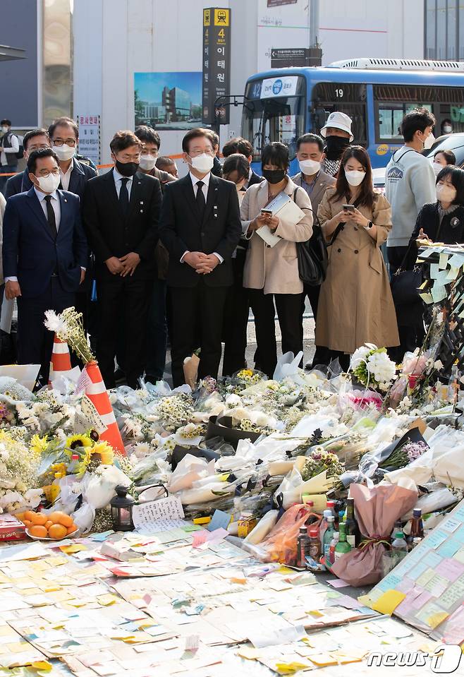 이재명 더불어민주당 대표가 8일 오후 서울 용산구 이태원역 1번 출구에 마련된 이태원 참사 희생자 추모 공간을 찾아 시민들이 놓아둔 추모 글귀 등을 바라보고 있다. 2022.11.8/뉴스1 ⓒ News1 이재명 기자