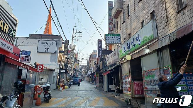 8일 방문한 서울 용산구 이태원역 인근 상권이 한산하다.