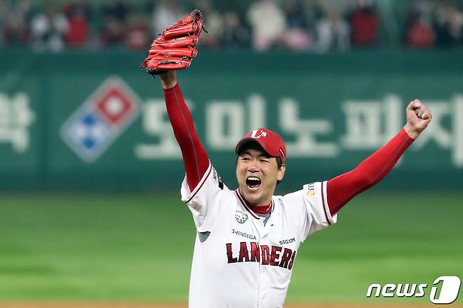 8일 오후 인천시 미추홀구 SSG 랜더스필드에서 열린 프로야구 '2022 신한은행 SOL KBO 포스트시즌' 한국시리즈 6차전 키움 히어로즈와 SSG 랜더스의 경기에서 SSG 김광현이 4대3으로 승리해 우승을 확정지은 뒤 기뻐하고 있다. 2022.11.8/뉴스1 ⓒ News1 황기선 기자