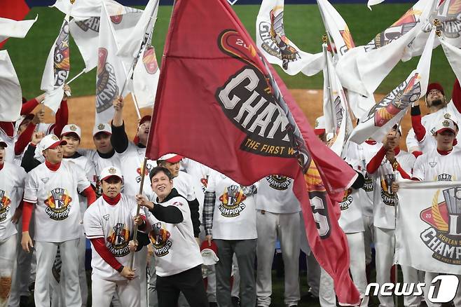 8일 오후 인천시 미추홀구 SSG 랜더스필드에서 열린 프로야구 '2022 신한은행 SOL KBO 포스트시즌' 한국시리즈 6차전 키움 히어로즈와 SSG 랜더스의 경기에서 4대3으로 승리하며 우승을 차지한 SSG 정용진 구단주와 김강민 및 선수들이 랜딩 세리머니를 하고 있다. 2022.11.8/뉴스1 ⓒ News1 황기선 기자