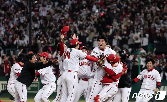 8일 오후 인천시 미추홀구 SSG 랜더스필드에서 열린 프로야구 '2022 신한은행 SOL KBO 포스트시즌' 한국시리즈 6차전 키움 히어로즈와 SSG 랜더스의 경기에서 4대3으로 승리하며 우승을 차지한 SSG 선수들이 기쁨의 포옹을 나누고 있다. 2022.11.8/뉴스1 ⓒ News1 김진환 기자