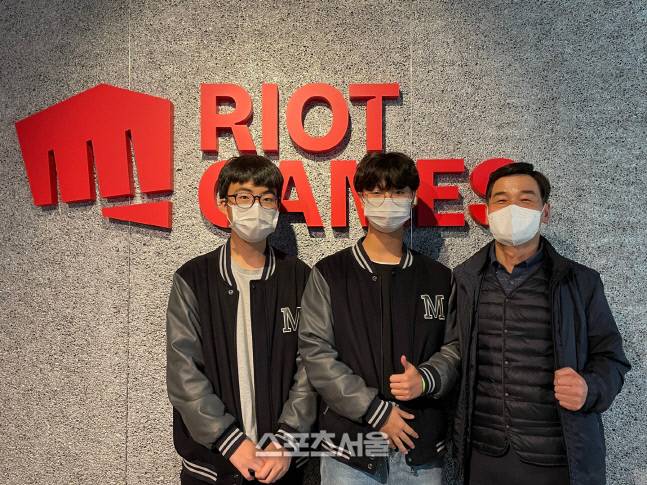 마포고 교장 김성환(오른쪽) 씨와 학생회장 손민구(왼쪽) 군, 전 부회장 출신 최건(가운데) 군이 지난 6일 서울 종로구에 위치한 롤 파크에서 ‘2022 LoL 월드 챔피언십’ 뷰잉 파티에 참석했다. 김지윤 기자 merry0619@sportsseoul.com