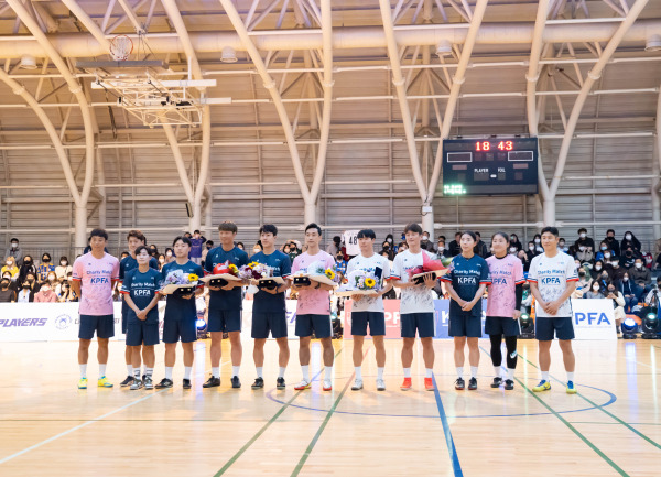 이날 행사에서 국제프로축구선수협회(FIFPRO) Merit Award를 수상한 기성용의 수상식을 비롯해 신영록 선수를 돕기 위한 기부금과 K리그 심판진에게 기념패를 전달했다. 마지막으로 올 시즌을 끝으로 현역 은퇴를 선언한 김덕중, 김동석, 김호준, 남준재, 배승진, 정다훤의 합동 은퇴식을 진행했다. 사진｜대한프로축구협회