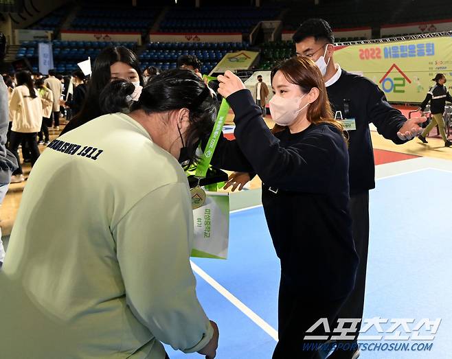 2022 서울림운동회가 5일 잠실학생체육관에서 열렸다. 이정민 아시아페럴림픽 선수위원장과 남현희 대한체육회 이사가 선수들에게 메달을 수여하고 있다. 잠실학생체=허상욱 기자wook@sportschosun.com/2022.11.05/