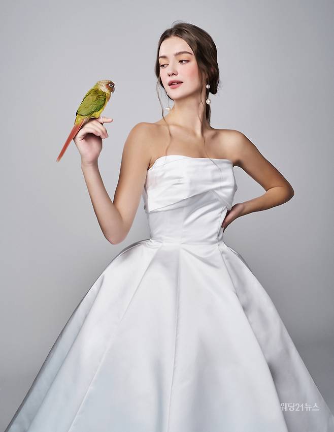 사진 : 웨딩드레스 쥬빌리브라이드, 광주점, 대구점, 대전점, 부산점, 수원점, 인천점, 원주점, 전주점, 제주점, 청주점, 천안점, 포항점, 에디터 조윤예, 포토그래퍼 김무일(아트포토그라피 다다), 헤어 아디도지수 메이크업 아디도구다연, 모델 알리샤, 앵무새 사랑, 제품협찬 쇼메, 앙뜨