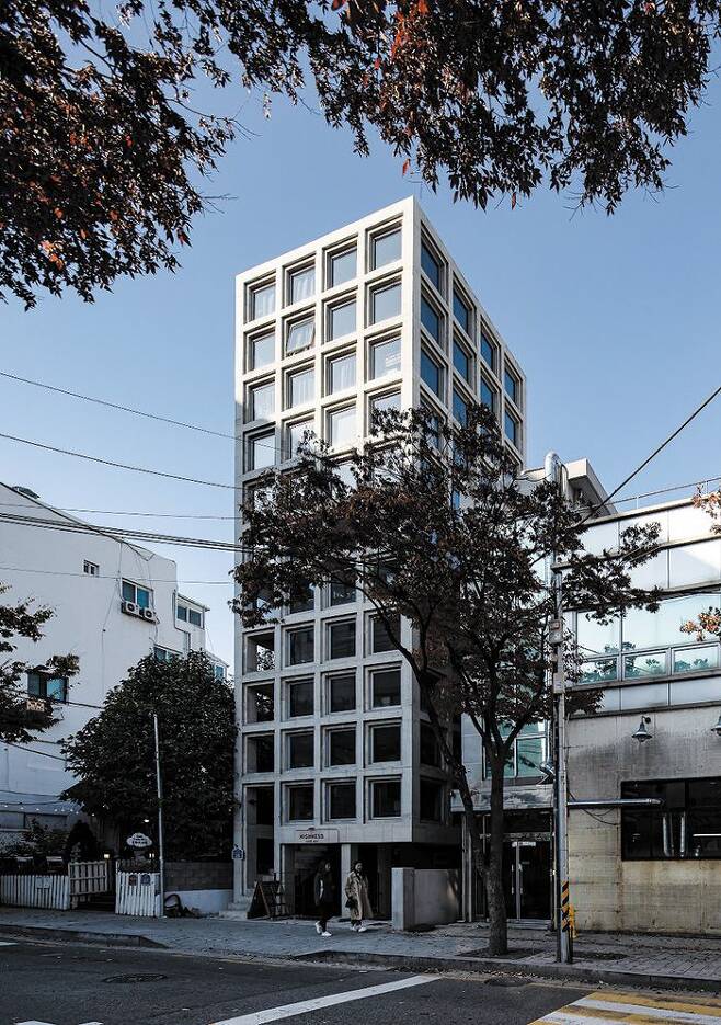 서울에서 가장 핫한 상권 중 한 곳인 마포구 합정동에 들어선 지상 5층 꼬마빌딩. 한옥에서 모티브를 얻은 창틀이 눈에 띈다. 최근 꼬마빌딩 시장에도 옥석 가리기가 이뤄지면서 임차인 확보와 입지 경쟁력이 갈수록 중요해지고 있다. /AT쿠움파트너스