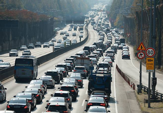 당정에서 자동차보험료 압박이 들어오자 손보업계가 인하 논의에 들어갔다. 사진은 지난 10월 서울 서초구 경부고속도로 잠원 IC 일대 서행하는 차량들. /연합뉴스