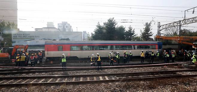 7일 오전 무궁화호 탈선사고가 난 영등포역 주변 철로에서 복구작업이 진행되고 있다. 지난 6일 밤 용산역에서 출발해 익산역으로 향하던 무궁화호 열차가 탈선하면서 30여 명의 승객이 부상을 입었다./ 장련성 기자