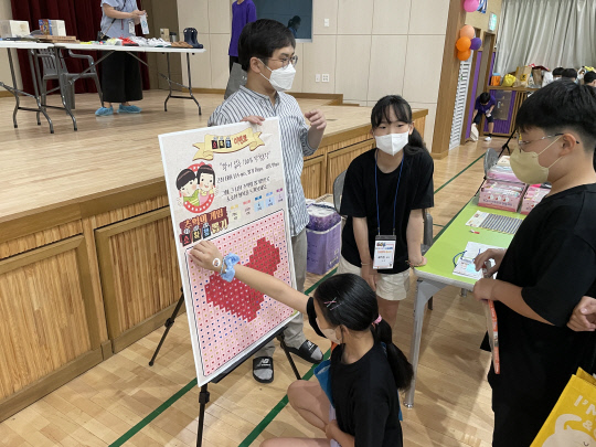 대전동문초는 지난 7월 22일 본교 체육관에서 교육공동체 400여 명이 참석한 가운데 '동문 소확행 DREAM'S 나눔장터'를 운영했다. 사진=대전시교육청 제공