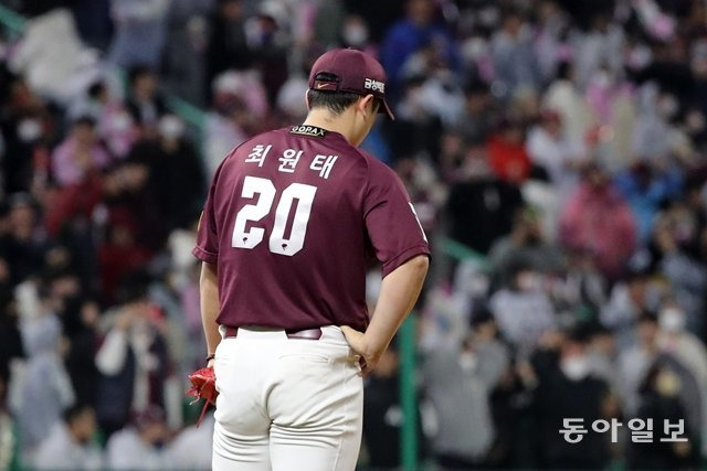 한국시리즈 5차전에서 끝내기 홈런을 맞고 고개를 떨군 키움 최원태. 인천=뉴스1