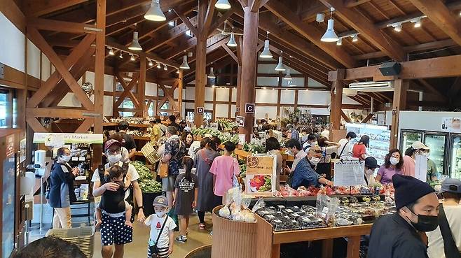 가와바 주민들이 생산한 농산물과 특산물을 판매하는 전원플라자의 농산물센터가 8월30일 관광객들로 북적이고 있다. 가와바촌 제공