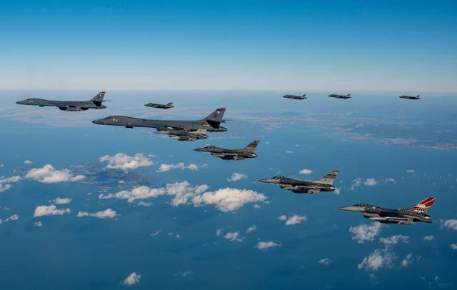미국 공군 전략폭격기 B-1B 랜서 2대가 5일 한반도 상공에 전개돼 미측 F-16 전투기 4대, 우리 공군 F-35A 스텔스 전투기 4대와 함께 훈련하고 있다. 주한미군사령부 홈페이지 캡처