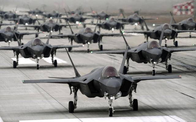 지난 3월 25일 서욱 국방부 장관이 일 공군기지를 방문해 F-35A의 '엘리펀트 워크(Elephant Walk)' 훈련을 현장 지휘하고 북한의 ICBM 발사와 관련해 우리 군의 군사 대비태세를 점검했다. 사진은 훈련 중인 F-35A 스텔스 전투기 모습. 국방부 제공