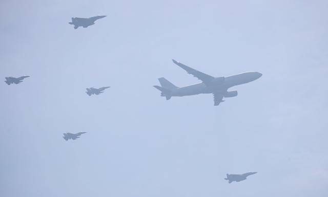 지난 10월 1일 충남 계룡대에서 열린 건군 제74주년 국군의 날 기념식에서 공중급유기인 KC-330, F-15K, KF-16이 축하비행을 하고 있다. 뉴시스