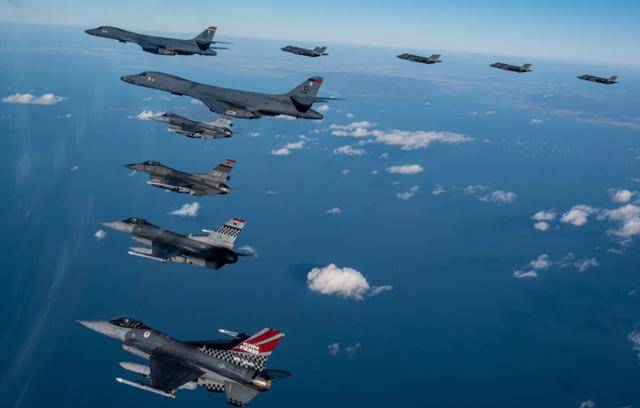 미국 공군 전략폭격기 B-1B 랜서 2대가 5일 한반도 상공에 전개돼 미측 F-16 전투기 4대, 우리 공군 F-35A 스텔스 전투기 4대와 함께 훈련하고 있다. 주한미군사령부 홈페이지 캡처