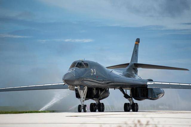 2022년 10월 23일 B-1B '랜서' 전략폭격기가 괌 앤더슨 기지에 도착하고 있다. 미 태평양공군 제공