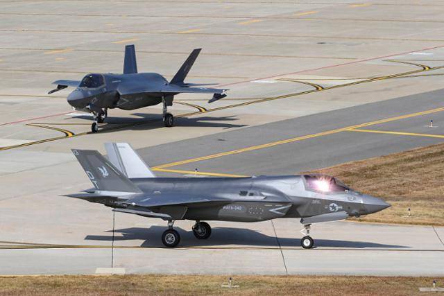 1일 '비질런트 스톰' 훈련에 참가한 미군 F-35B 편대가 군산기지에 착륙해 주기장으로 이동하고 있다. 공군 제공