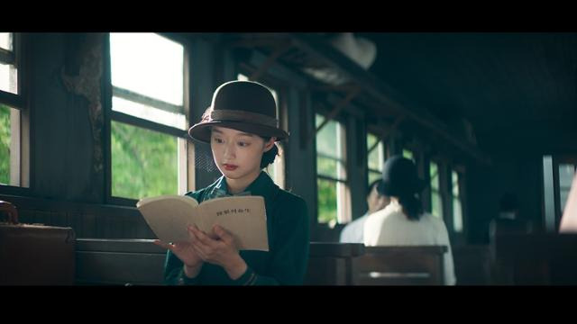 1925년에 발행된 김명순의 작품을 모은 책 '생명의 과실'을 읽고 있는 신여성. EBS 다큐프라임 '여성백년사-그때도 틀리고 지금도 틀리다'는 시공간을 오가는 드라마타이즈(하나의 세계관이나 스토리를 연출하여 공감을 끌어내는 방식)기법과 패널들이 출연한 토크멘터리 형식을 통해 100년 전 여성들의 삶을 깊이 있게 조명한다. EBS 제공