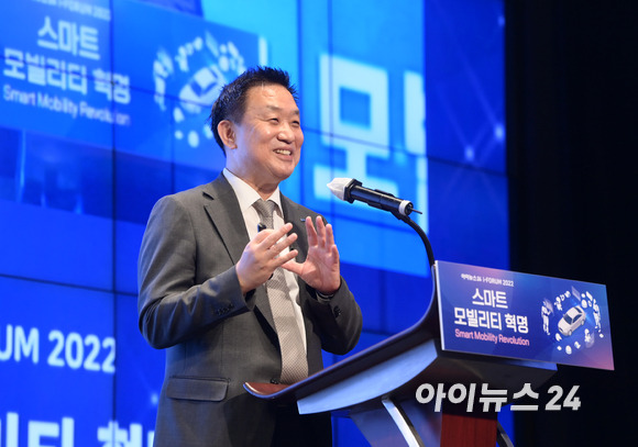 '스마트 모빌리티'의 현재와 미래를 살펴볼 수 있는 '아이포럼 2022'가 8일 서울 동대문 JW메리어트 호텔 그랜드볼룸에서 개최된 가운데 황종성 한국지능정보사회지능원(NIA) 원장이 '스마트 모빌리티로 만들어가는 스마트 시티의 미래'를 주제로 강연하고 있다. [사진=정소희 기자]