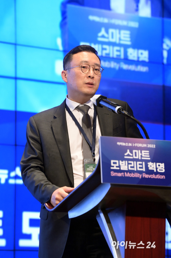 '스마트 모빌리티'의 현재와 미래를 살펴볼 수 있는 '아이포럼 2022'가 8일 서울 동대문 JW메리어트 호텔 그랜드볼룸에서 개최된 가운데 고태봉 하이투자증권 리서치 본부장이 '스마트 모빌리티 투자유망 영역'을 주제로 강연하고 있다. [사진=정소희 기자]