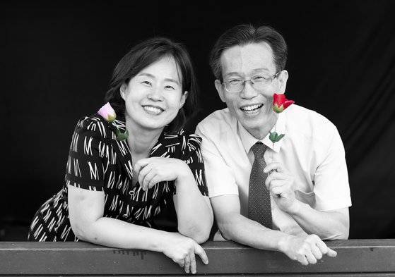 권재도 목사는 '장미목사'로도 불립니다. 이는 장미 한 송이를 나눠주며 ‘부부의 날’ 운동을 했기 때문에 얻은 별명입니다. 그렇게 무작정 나눠주기 시작한 장미 한 송이가 오늘날 '부부의 날'이 제정된 밑거름이 된 겁니다.