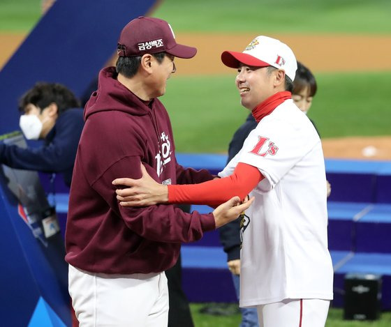 한국시리즈가 끝난 뒤 축하하는 홍원기 키움 감독(왼쪽)과 위로하는 김원형 감독. 뉴스1