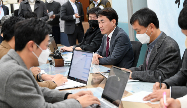 ▲ 김진태 강원도지사가 7일 도청 기자실에서 열린 기자간담회에서 도정 주요 현안을 설명하고 있다. 서영