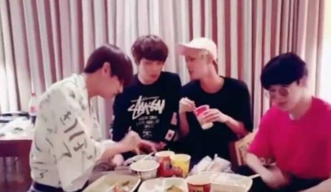 2016년 공연 후 뒷풀이 브이로그 중 멤버 진이 해당 컵라면을 먹으며 모델을 언급하는 장면.