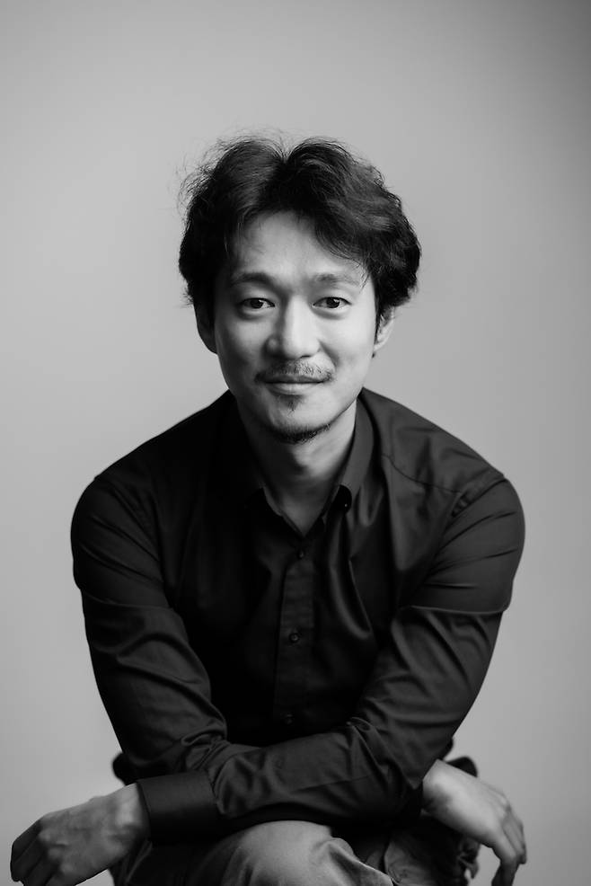 배우 전박찬이 자신의 첫 셰익스피어 연기에 도전한다. 전박찬은 오는 13일까지 경기아트센터 소극장 무대에 오르는 경기도극단의 연극 <맥베스>에서 타이틀롤 ‘맥베스’를 연기한다.  경기아트센터 제공