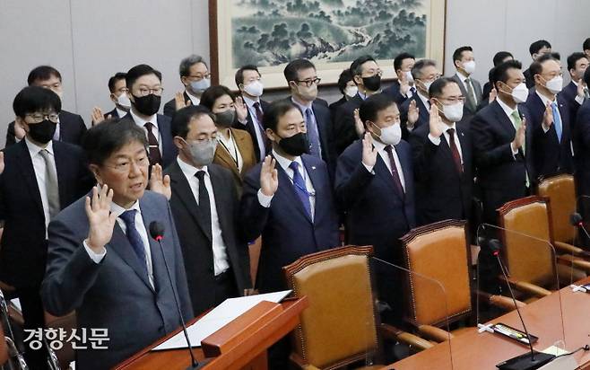 대통령실 인사들 증인선서 대통령비서실·국가안보실·대통령 경호처를 대상으로 8일 열린 국회 운영위원회 국정감사에서 김대기 비서실장(앞줄 왼쪽) 등 관계자들이 증인선서를 하고 있다. 박민규 선임기자