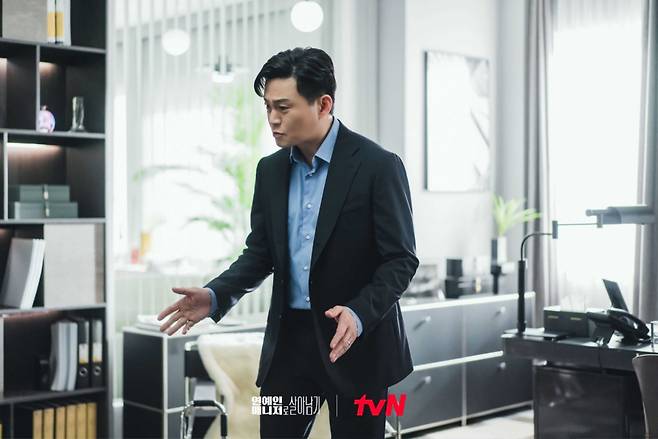 Lee Seo-jin plays Ma Tae-oh, the head of Method Entertainment, in "Behind Every Star" (tvN)