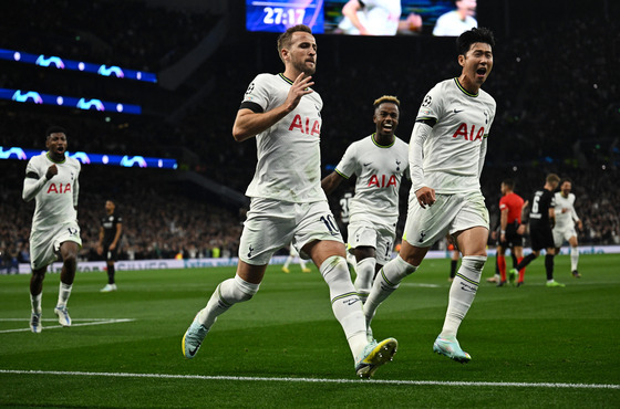 Tottenham Hotspur's Harry Kane celebrates with Son Heung-min after scoring during a Champions League Group D match against Eintracht Frankfurt on Oct. 12. [REUTERS/YONHAP]