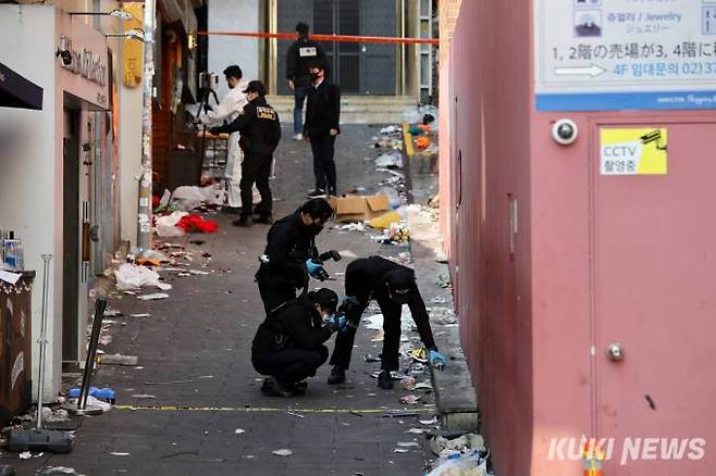 지난달 31일 오후 서울 용산구 이태원로에서 서울경찰청 수사본부와 국립과학수사연구원 관계자들이 압사 사고 현장을 조사하고 있다.   사진=임형택 기자