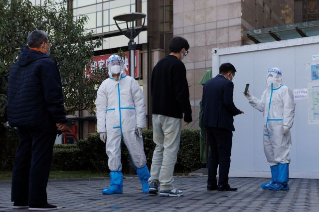 코로나19 감염자가 급증하고 있는 중국 베이징의 한 선별진료소에서 지난 3일 시민들이 핵산 검사를 받기 위해 줄 서 있는 모습. 로이터연합뉴스