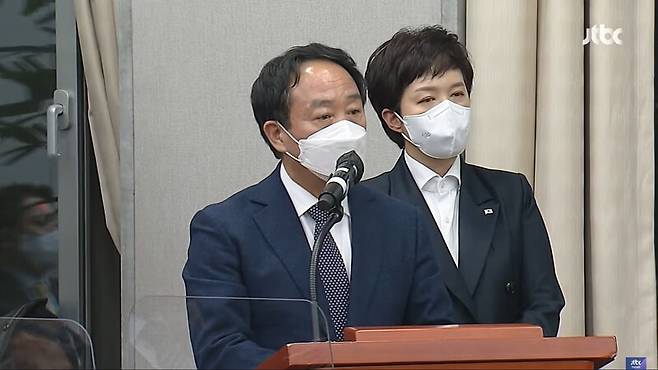 ▲강승규 대통령 시민사회수석이 8일 오후 국회 운영위원회 소관 대통령실 국정감사장에서 위원 질의 도중 증인석 뒤에서 자신의 메모지에 웃기고 있네라는 글귀가 쓰여진 데 대해 해명하고 사과하고 있다. 사진=JTBC 영상 갈무리