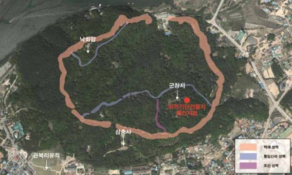 충남 부여 부소산성 군창지 주변 일대에서 왕궁급 건물로 추정되는 기와를 쌓아만든 대형 와적기단 건물지 2동이 확인됐다. /사진=문화재청 제공